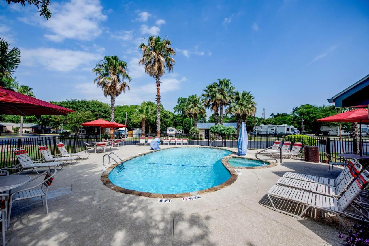 Travelers World Rv Resort San Antonio Buitenkant foto